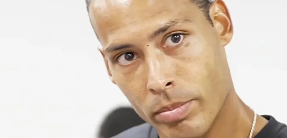 Jugador mirando hacia la cámara en fondo blanco