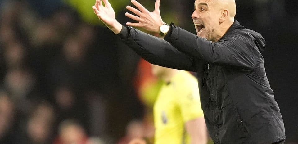 Entrenador dirigiendo al equipo desde la banda