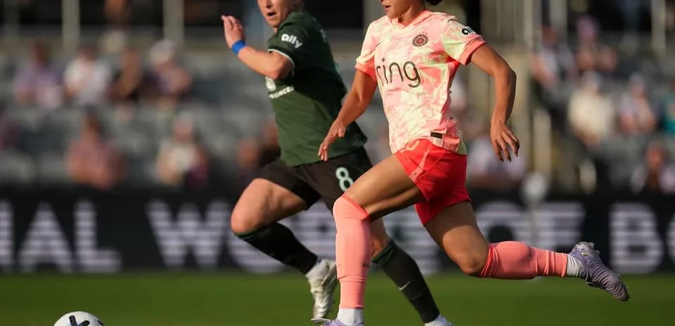 Jugadora de Portland Thorns W persiguiendo el balón