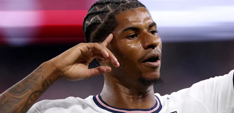 Jugador de Inglaterra señalando durante el partido