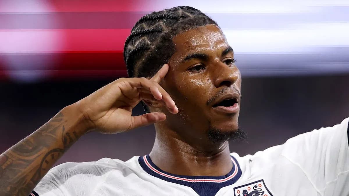 Jugador de Inglaterra señalando durante el partido
