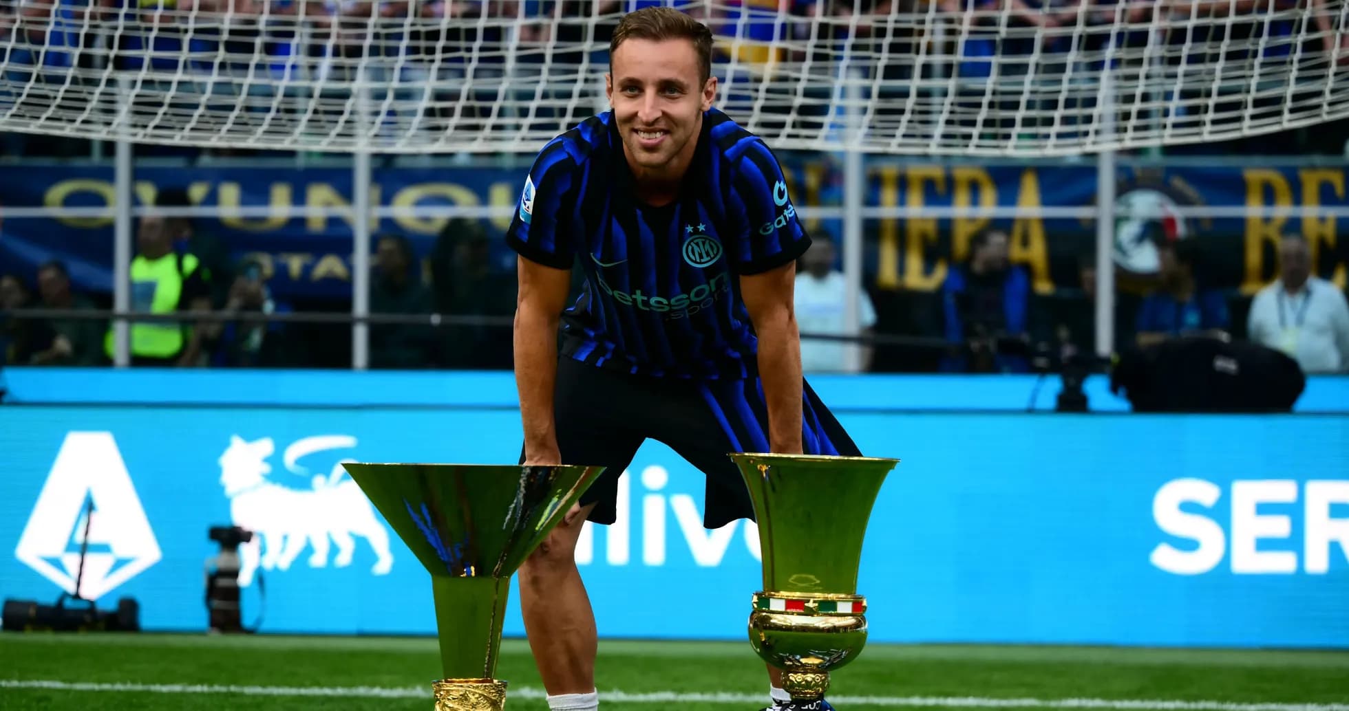 Jugador de Inter con trofeos en el campo