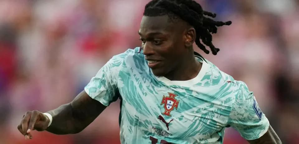 Jugador de Portugal corriendo durante un partido
