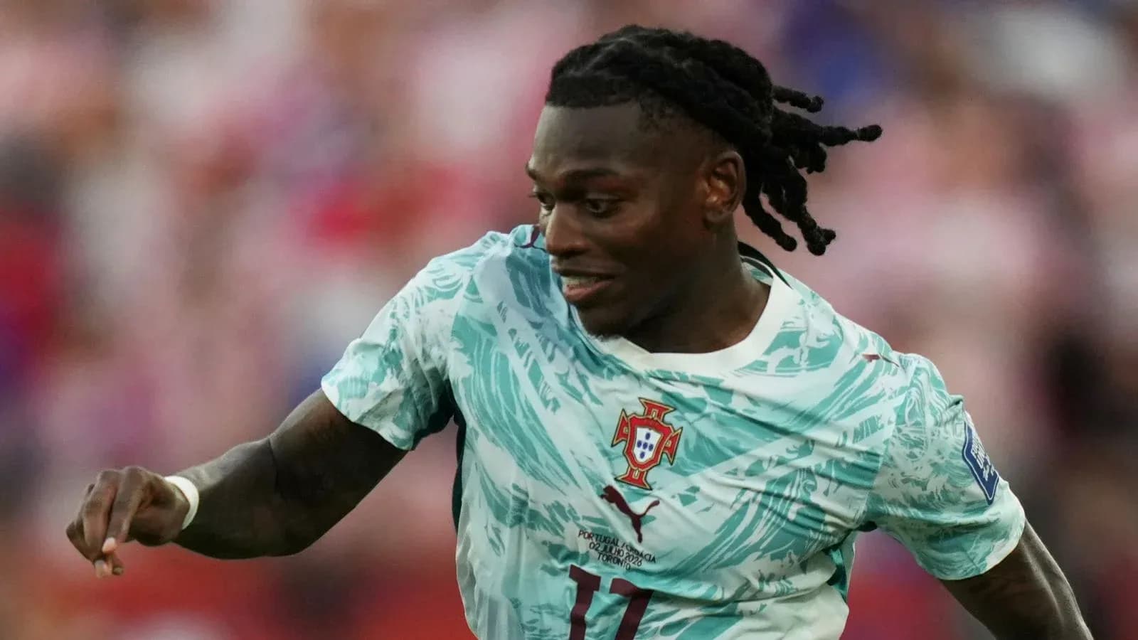 Jugador de Portugal corriendo durante un partido