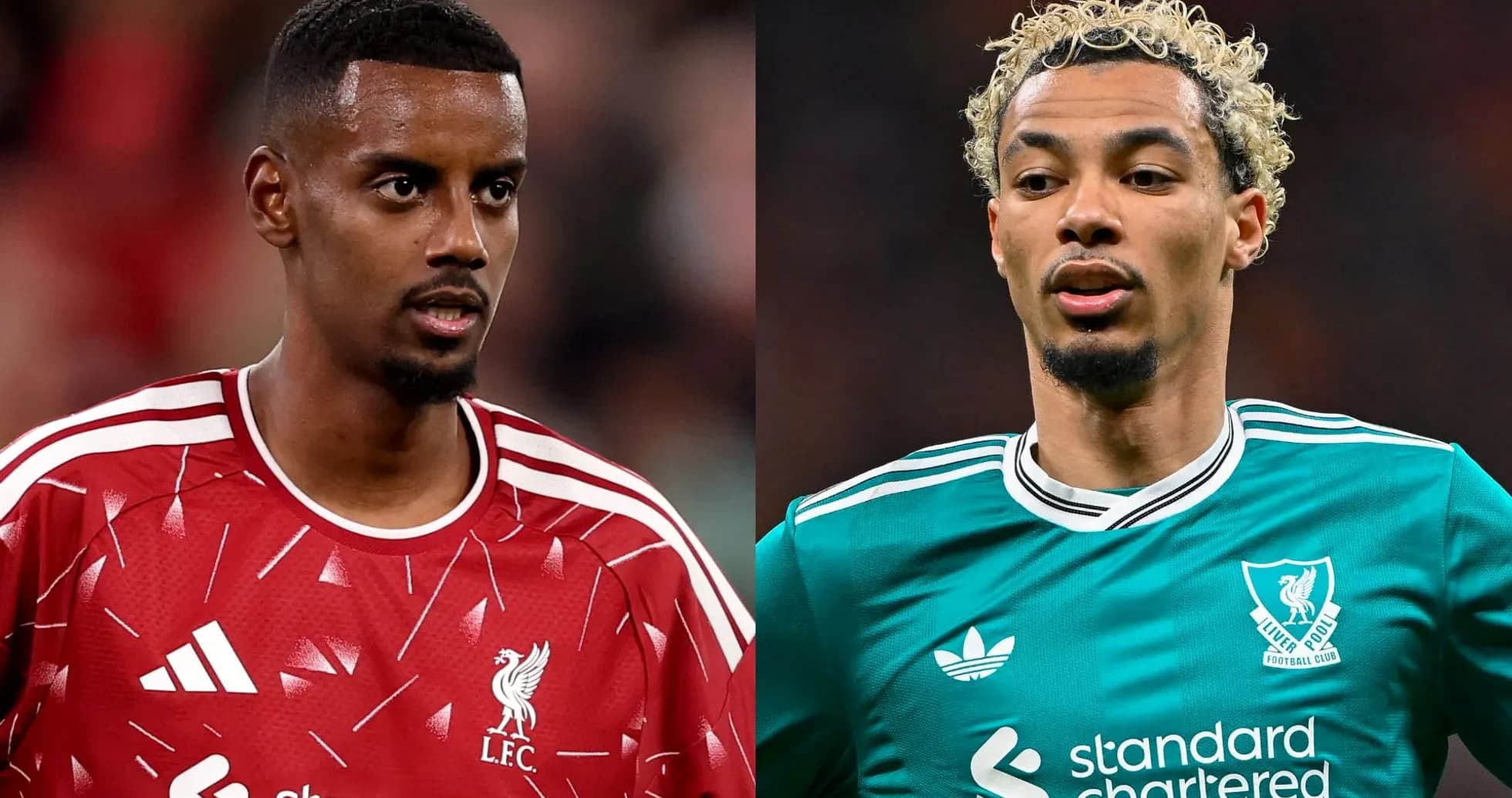 Dos jugadores de Liverpool en uniforme durante partido