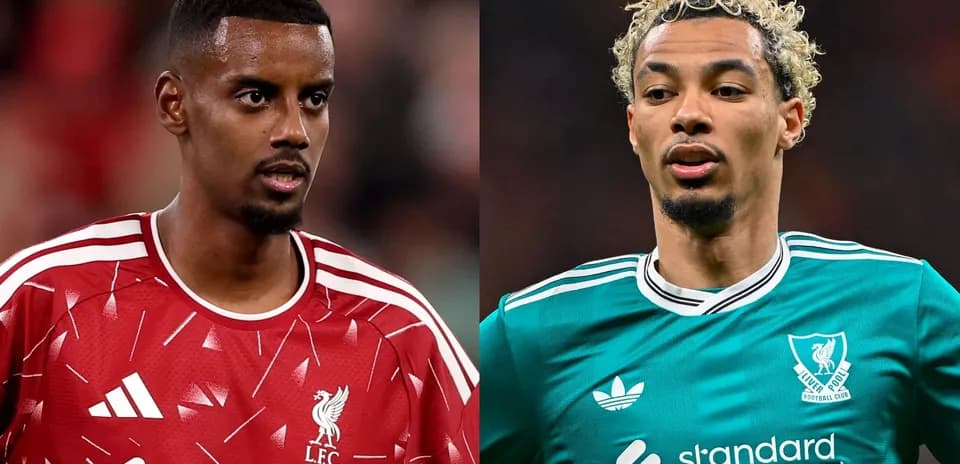 Dos jugadores de Liverpool en uniforme durante partido