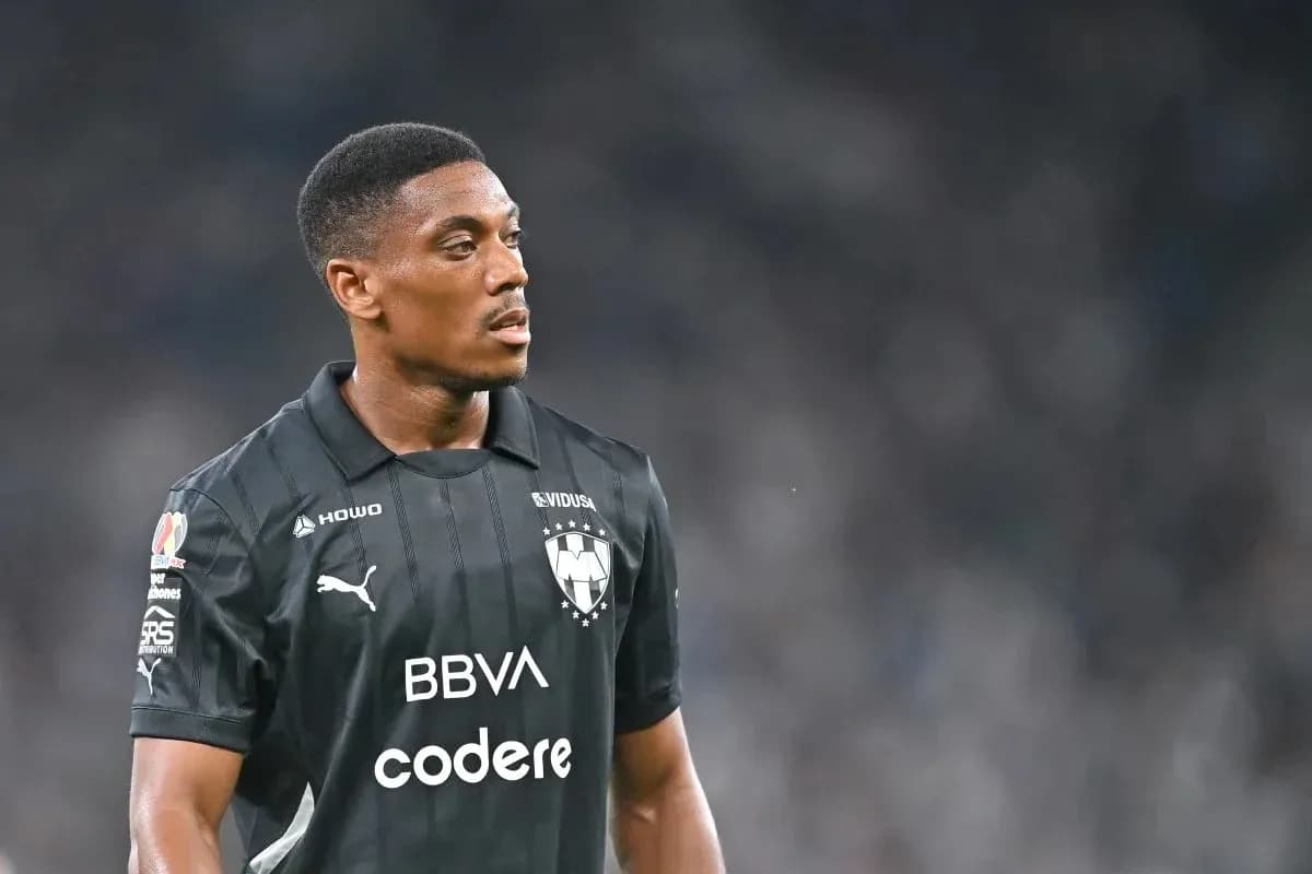 Jugador de Monterrey en uniforme negro durante partido