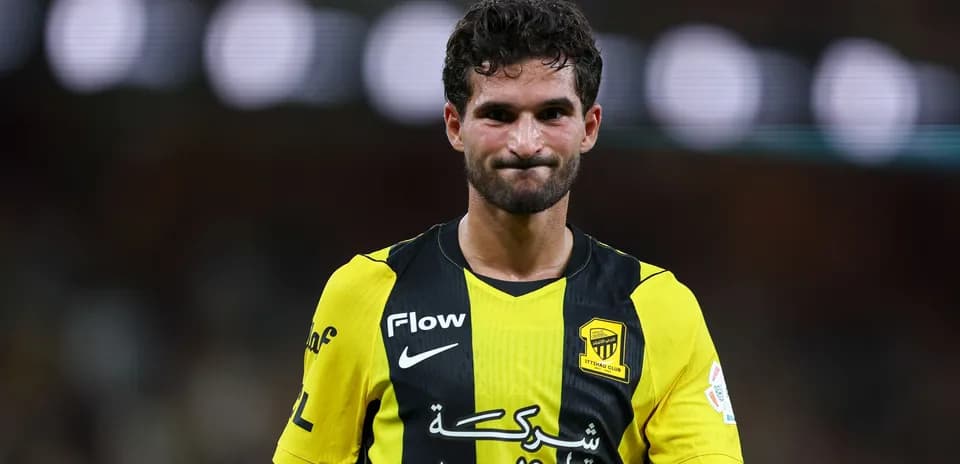 Jugador de Ittihad Club en el campo durante el partido