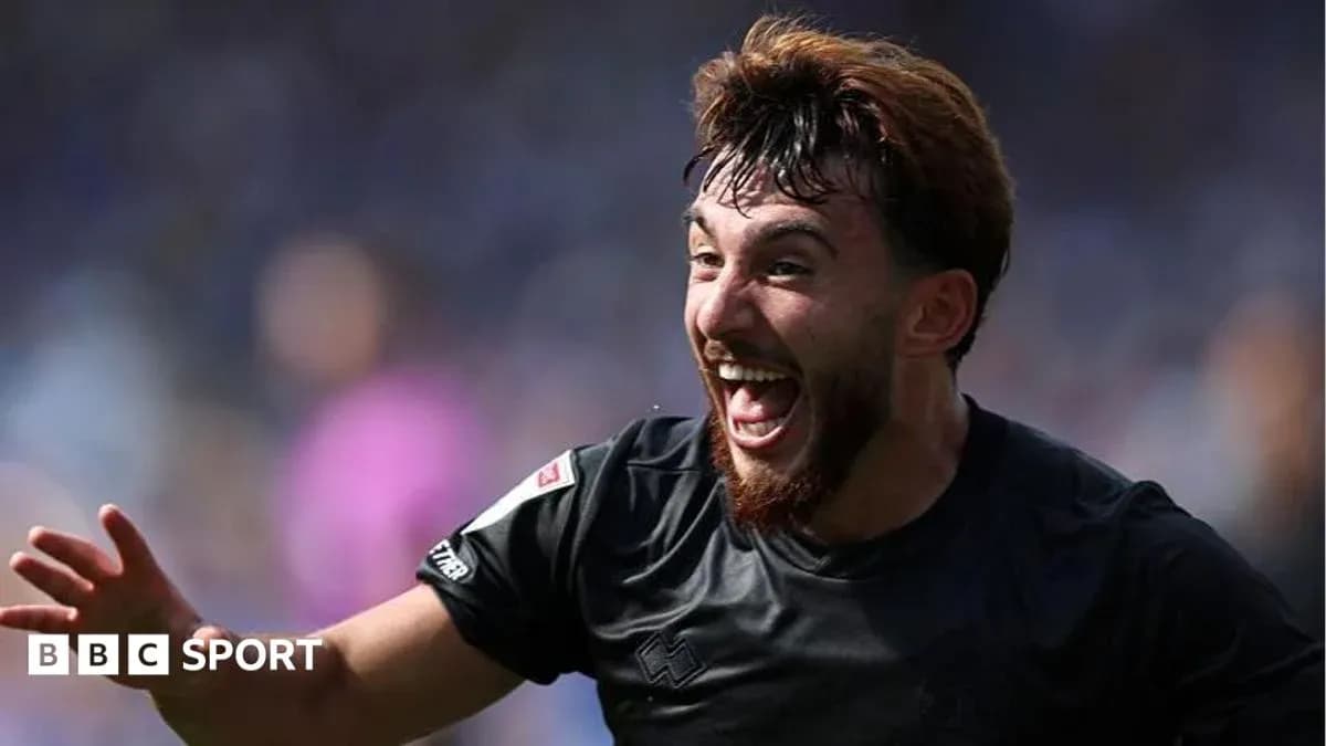 Jugador celebrando un gol en el campo