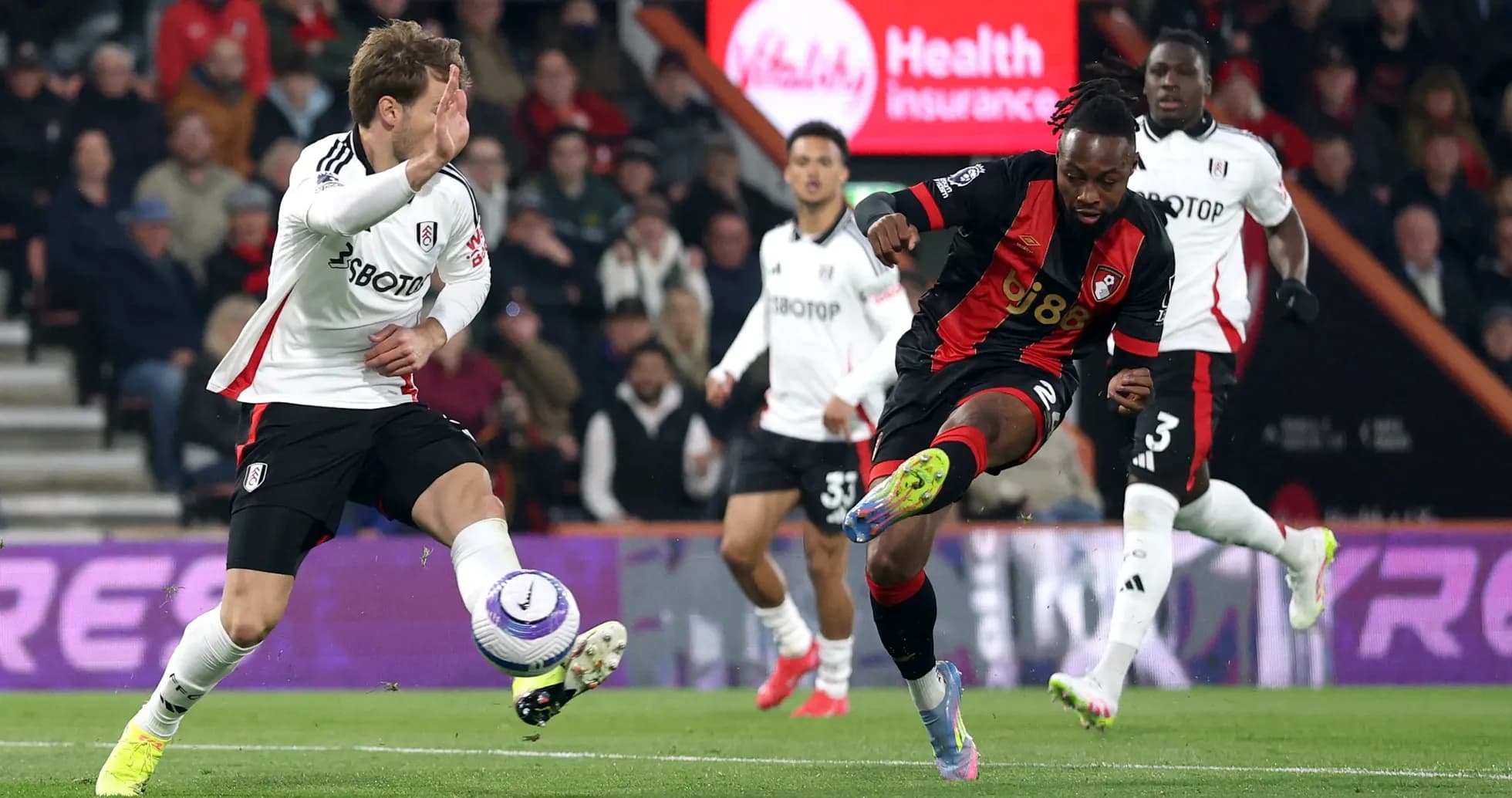 Jugador de Fulham y Bournemouth en acción