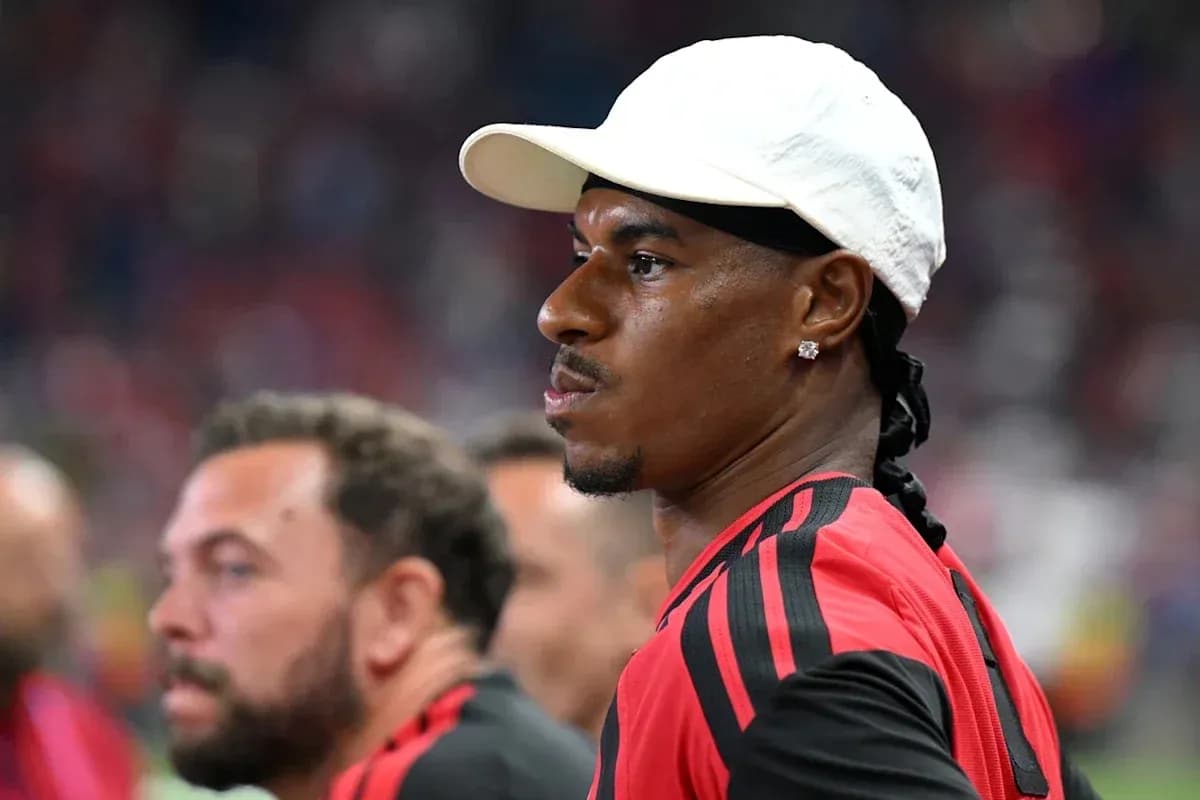 Jugador con gorra observando el partido desde la banca