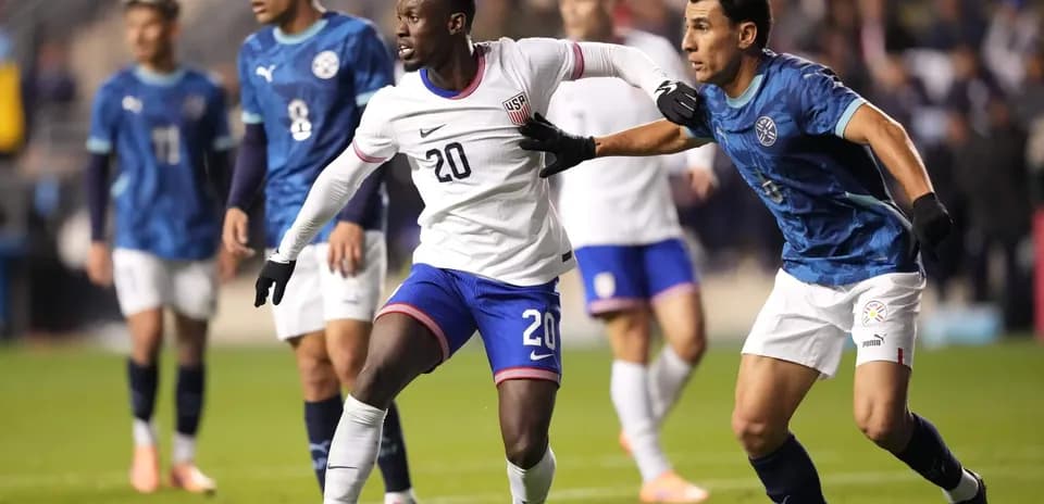 Jugadores de Estados Unidos y Paraguay en acción