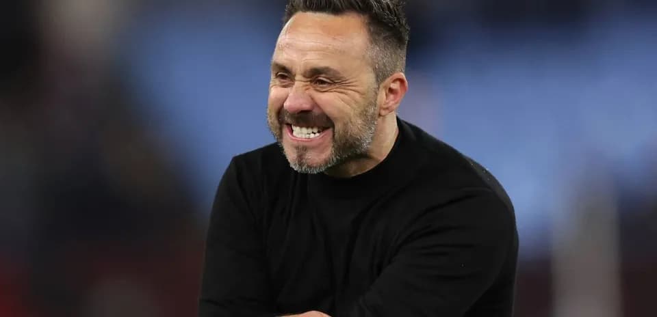 Entrenador sonriendo durante el partido