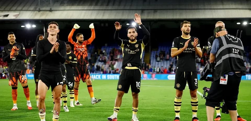 Jugadores de Manchester City aplaudiendo a aficionados