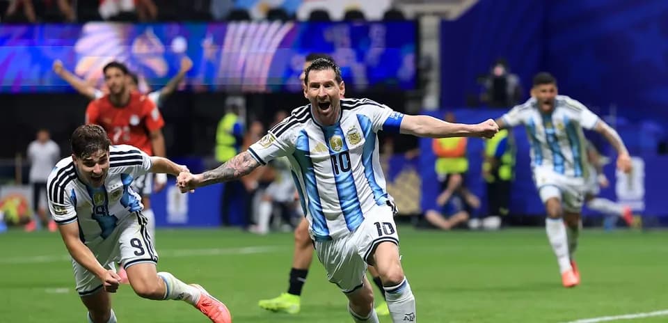 Lionel Messi celebrando un gol con su equipo
