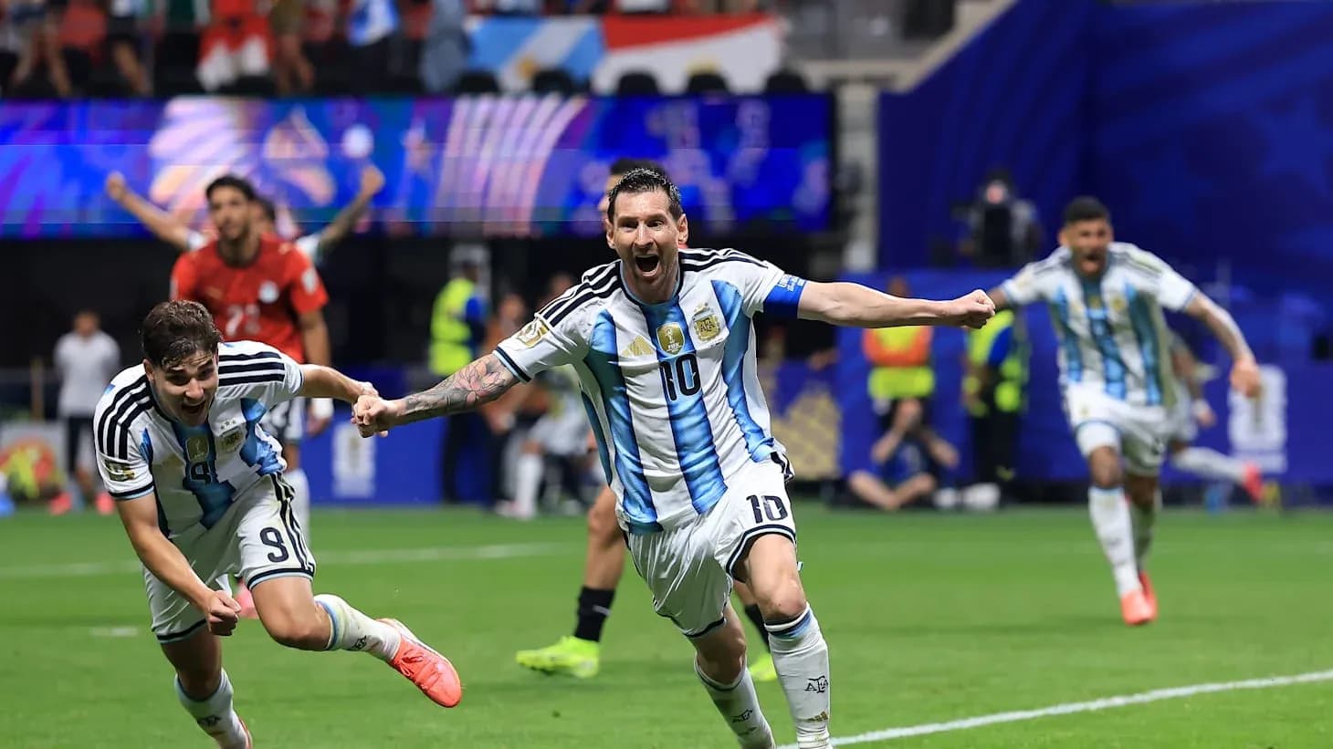 Lionel Messi celebrando un gol con su equipo
