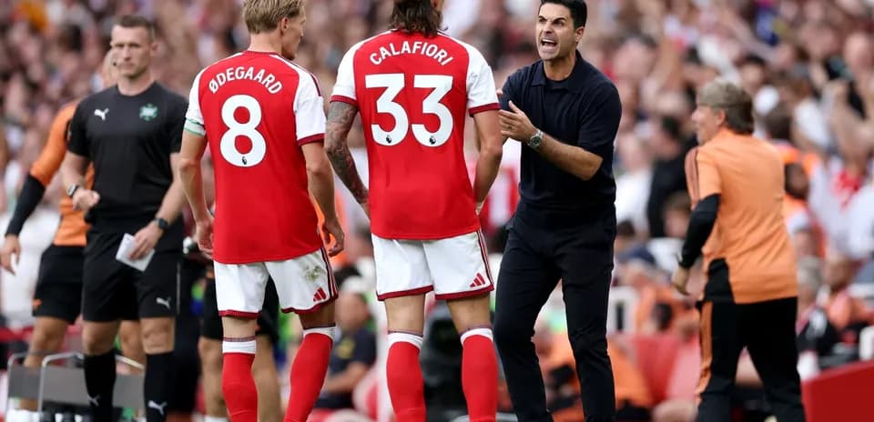 Mikel Arteta instruyendo a jugadores de Arsenal en partido