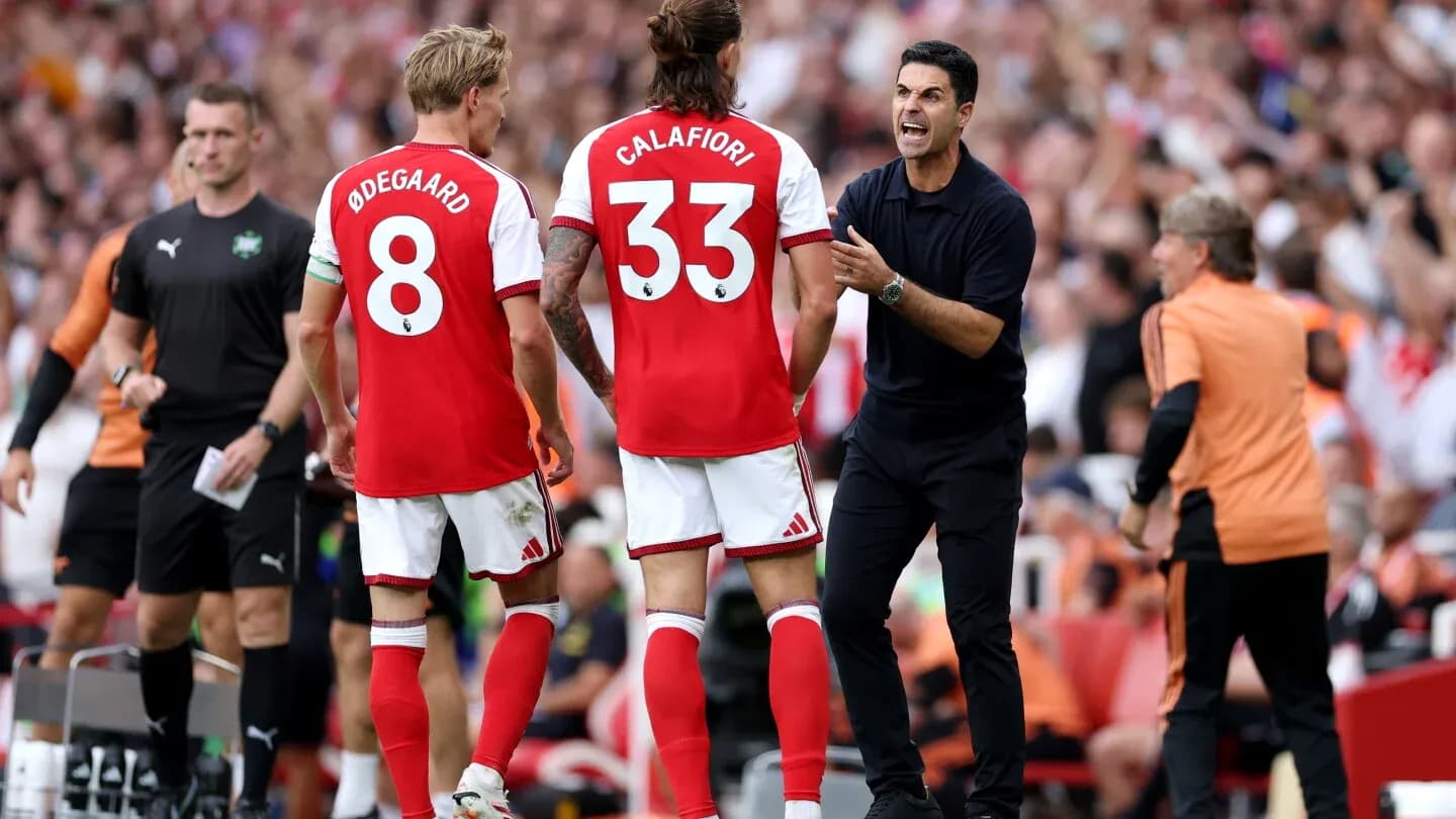 Mikel Arteta instruyendo a jugadores de Arsenal en partido