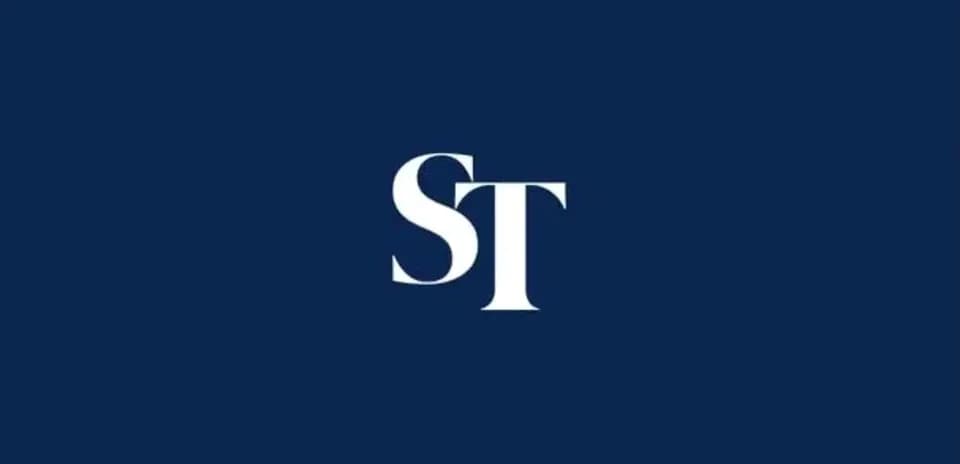 Logotipo de ST en fondo azul oscuro
