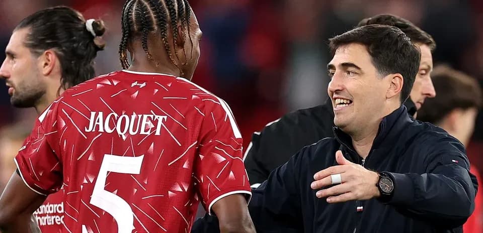 Entrenador saludando a jugador Jacquet tras partido