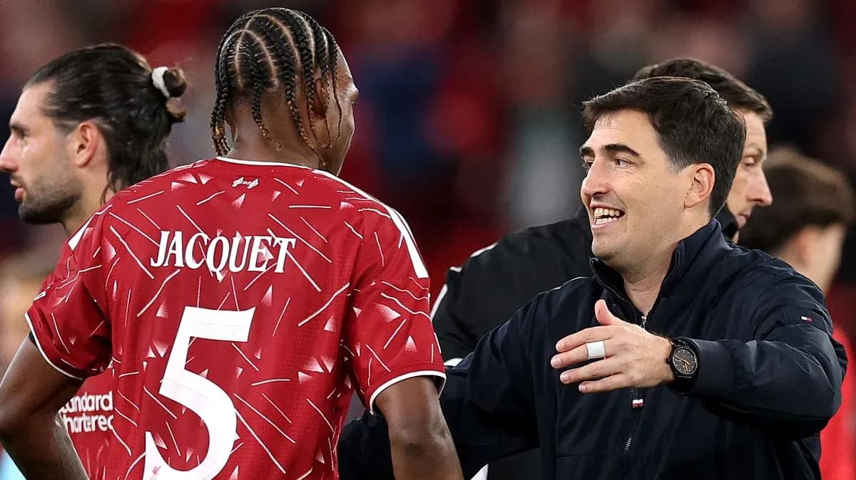 Entrenador saludando a jugador Jacquet tras partido