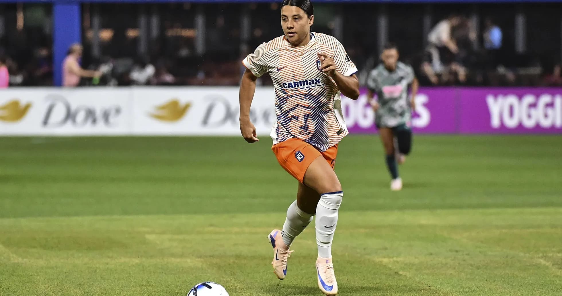 Jugador corriendo con balón durante el partido