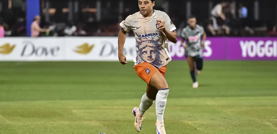 Jugador corriendo con balón durante el partido