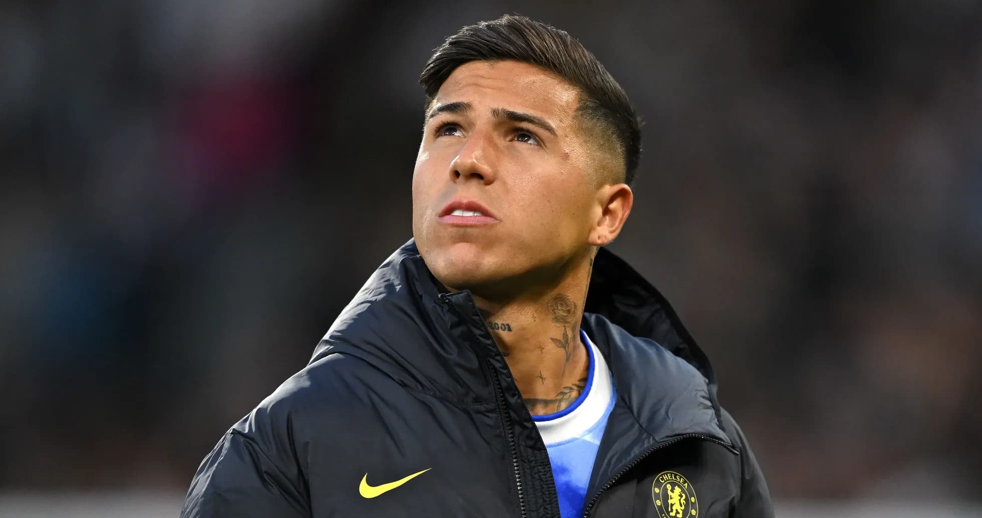 Jugador mirando hacia arriba en el campo