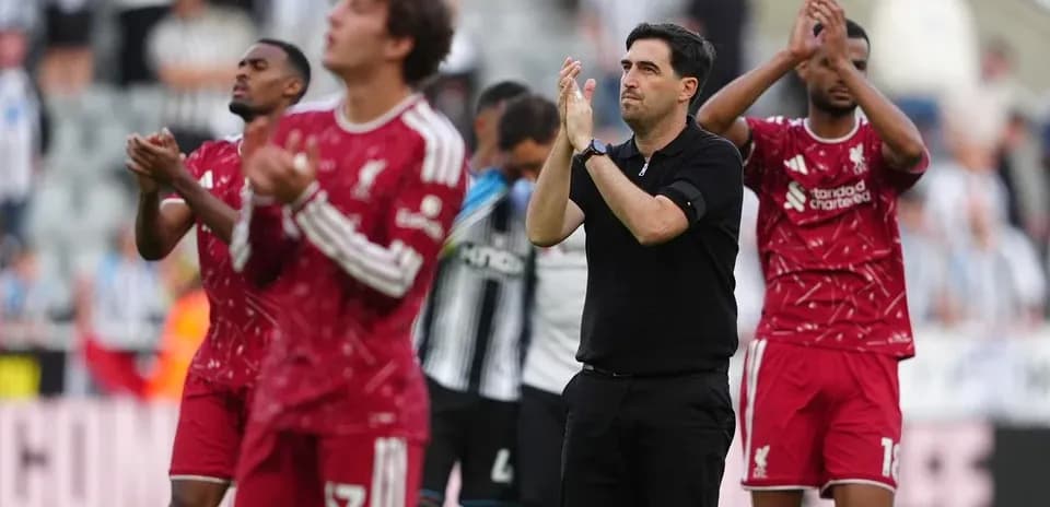 Jugadores de Liverpool aplaudiendo al público tras el partido