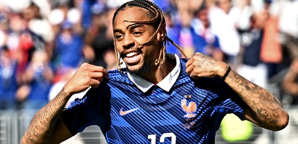 Jugador de Francia celebrando con la camiseta levantada