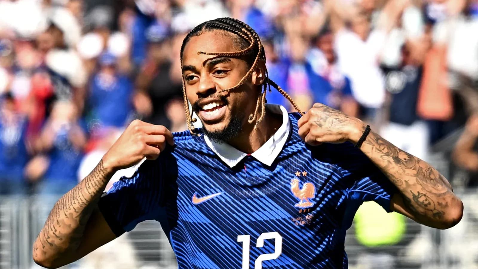 Jugador de Francia celebrando con la camiseta levantada