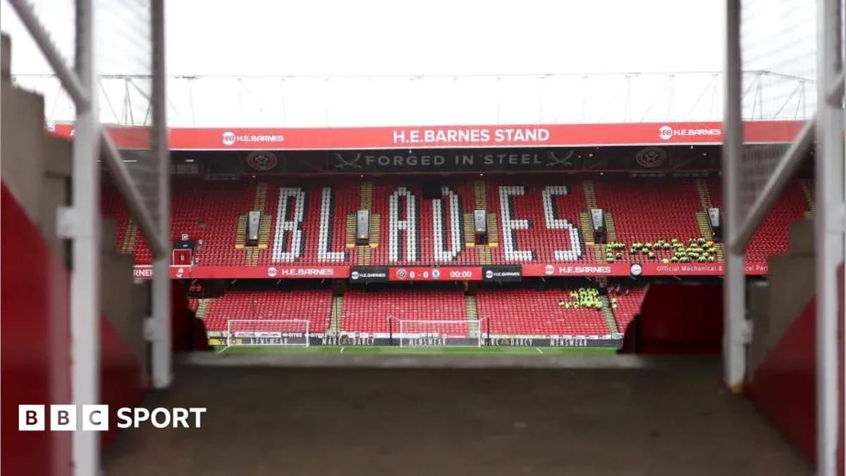Vista del estadio con 'BLADES' en las gradas