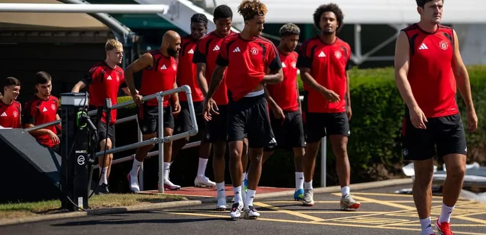Jugadores de Manchester United saliendo del centro de entrenamiento