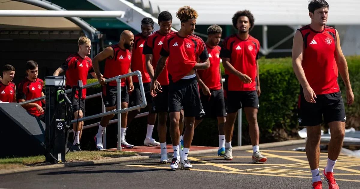 Jugadores de Manchester United saliendo del centro de entrenamiento
