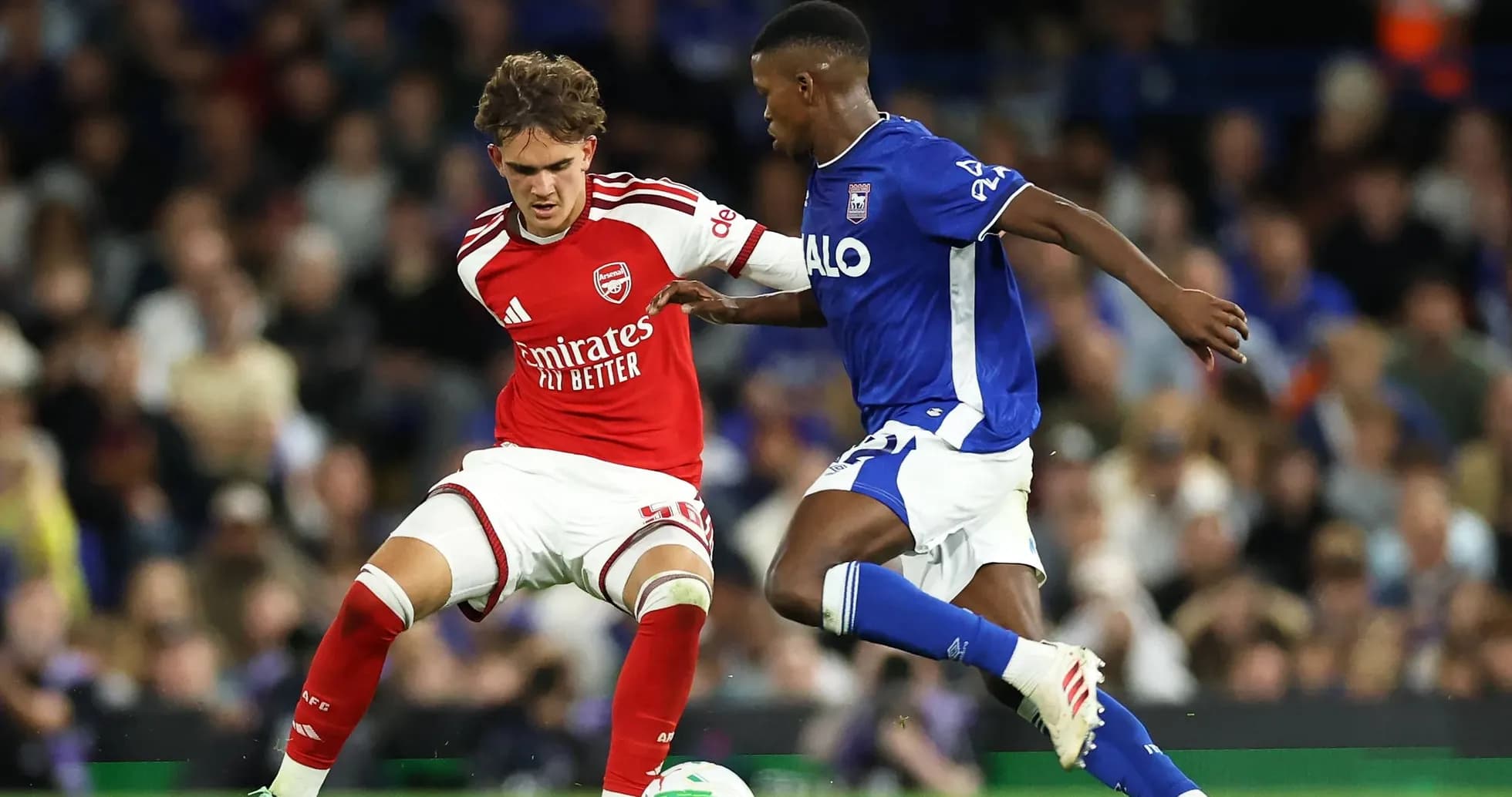 Jugador de Arsenal y jugador de Ipswich luchando por el balón