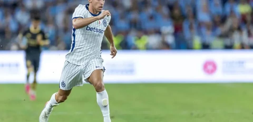 Jugador corriendo con balón en el campo de juego