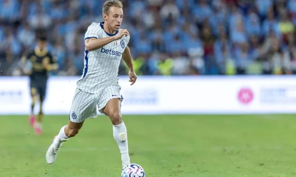Jugador corriendo con balón en el campo de juego