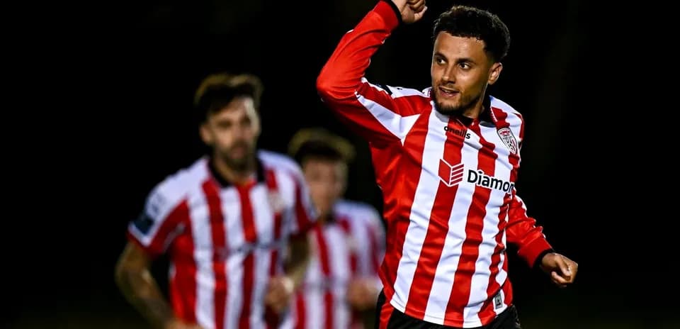 Jugador celebrando un gol en el partido