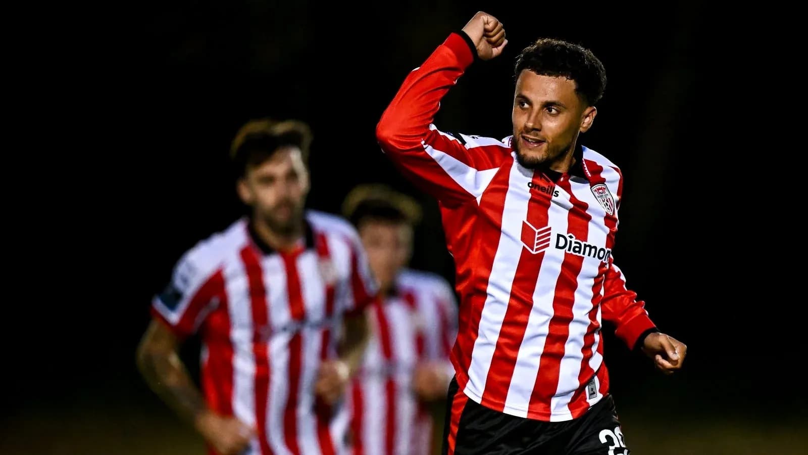 Jugador celebrando un gol en el partido