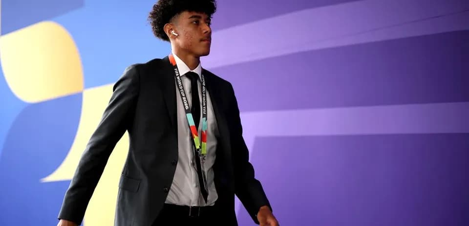 Joven vestido con traje caminando en un evento