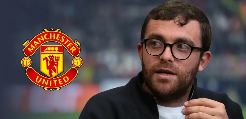 Hombre hablando con logo de Manchester United de fondo