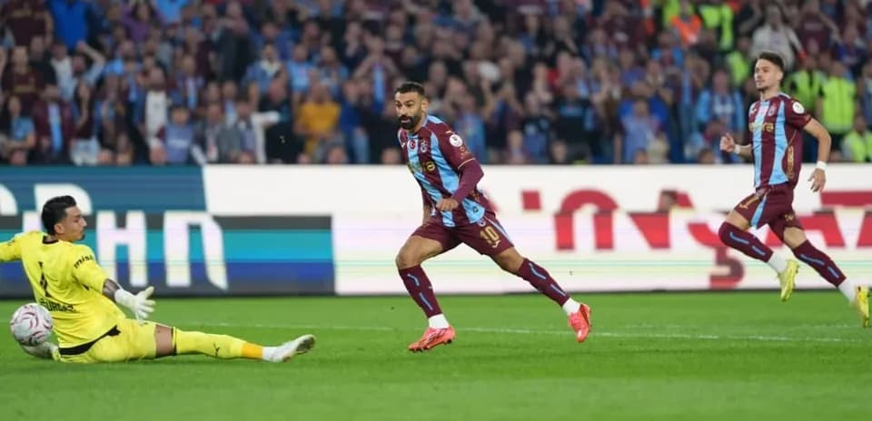 Jugador de Trabzonspor frente al portero durante el partido
