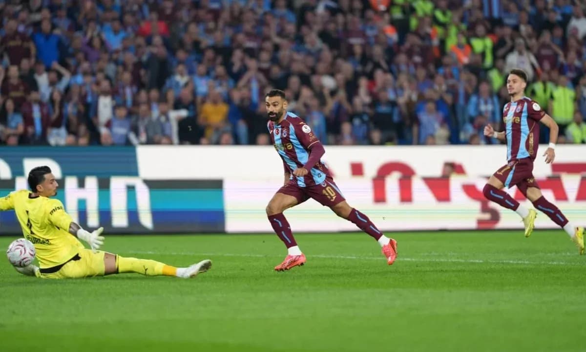 Jugador de Trabzonspor frente al portero durante el partido