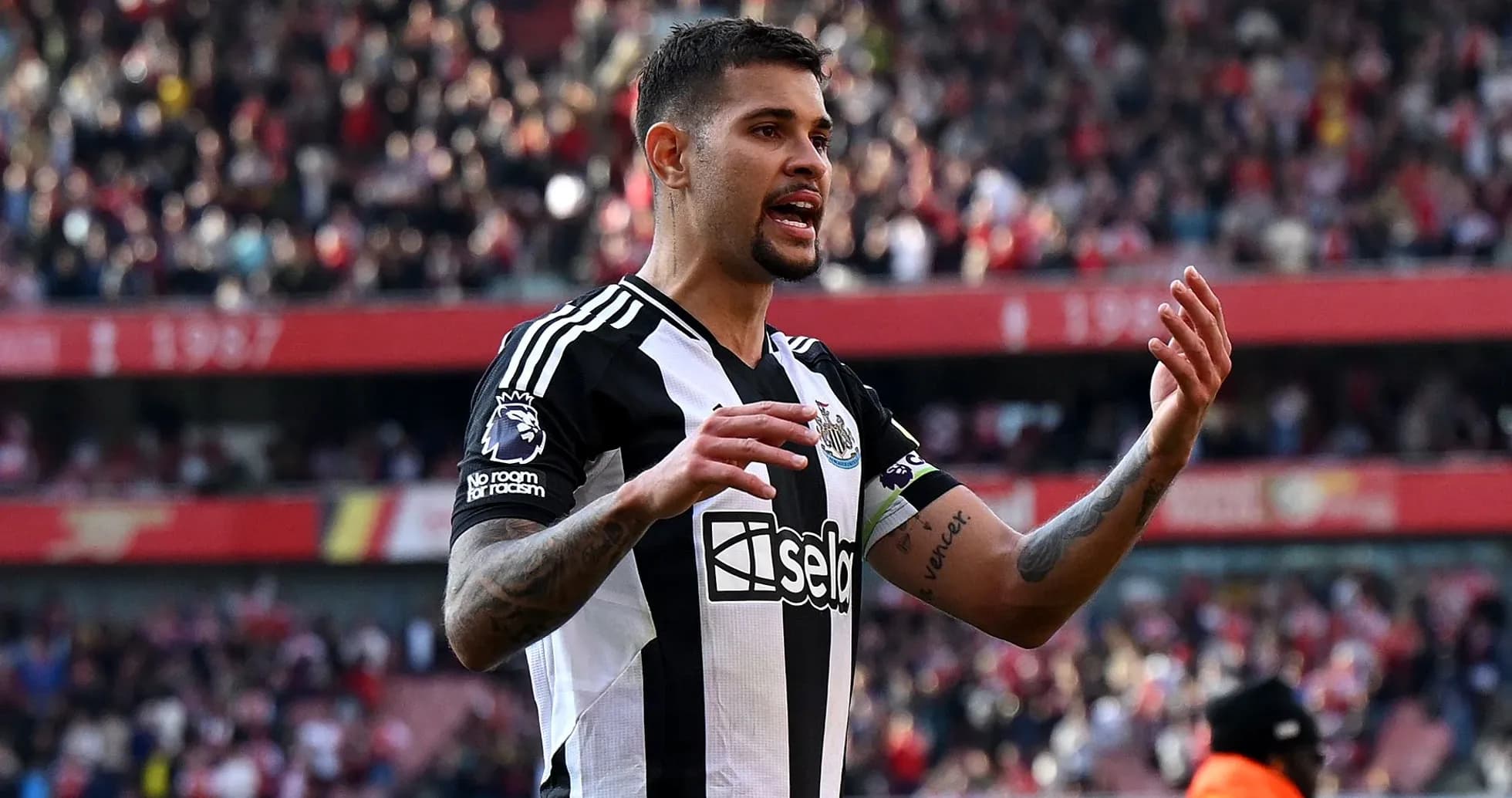 Jugador de Newcastle United gesticulando durante el partido