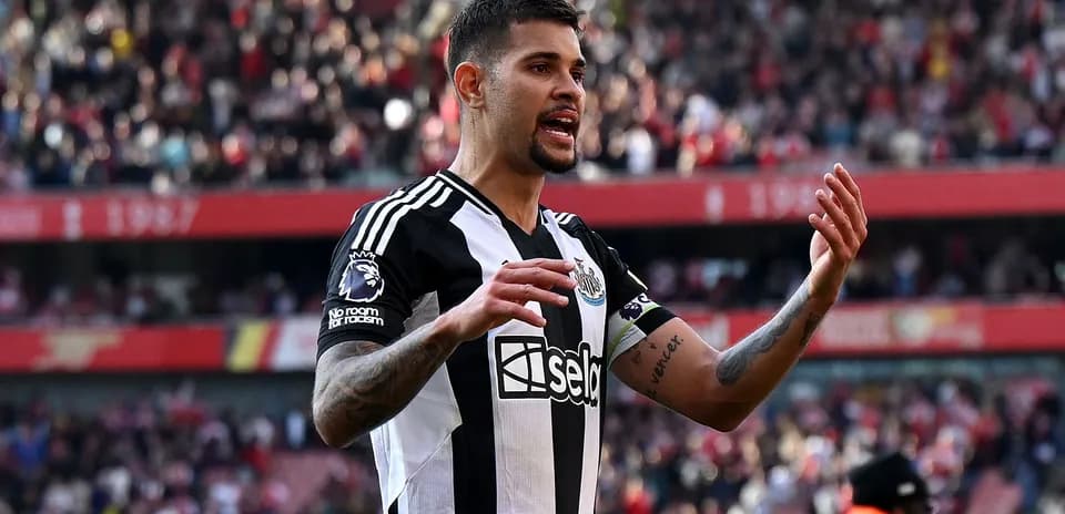 Jugador de Newcastle United gesticulando durante el partido