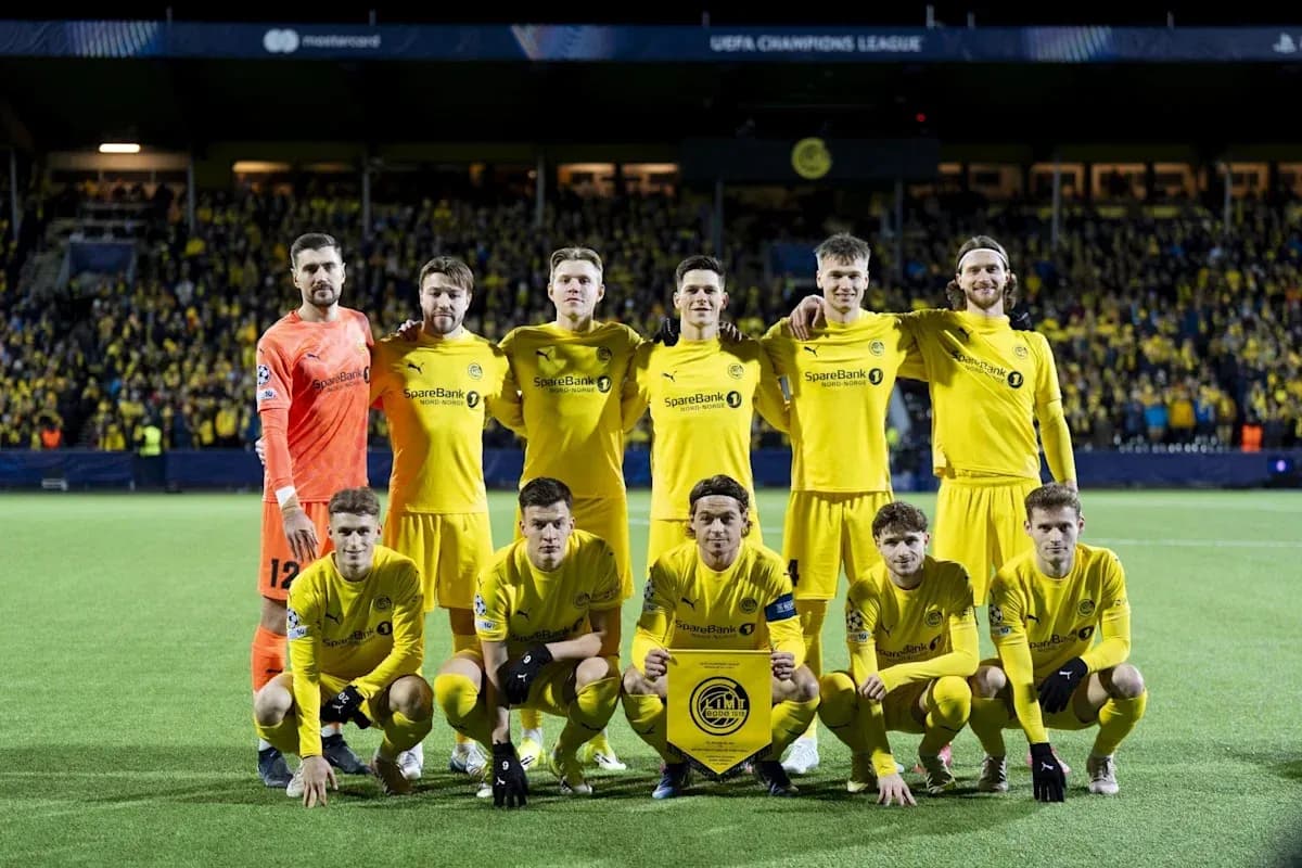 Equipo de Bodo/Glimt posando en el campo