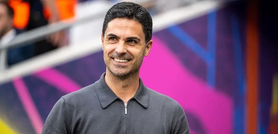 Entrenador sonriendo en el campo de juego