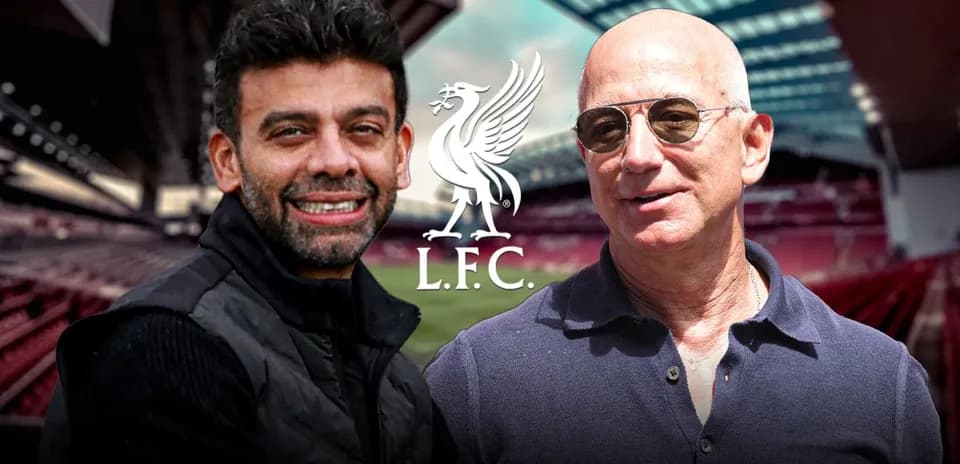 Dos hombres sonriendo en el estadio de Liverpool