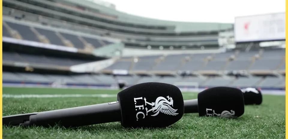 Micrófonos de prensa en el campo de juego