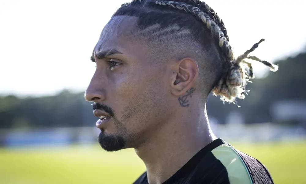 Jugador observando en entrenamiento al aire libre